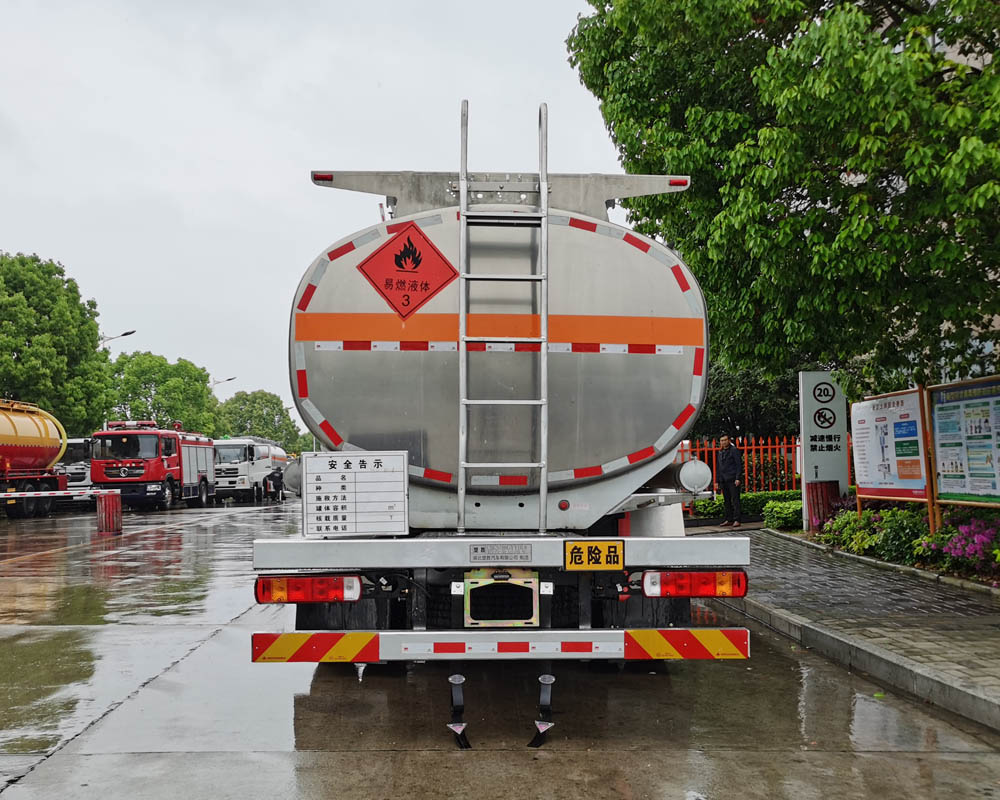 楚勝牌CSC5186GYYBL6型鋁合金運(yùn)油車(chē)